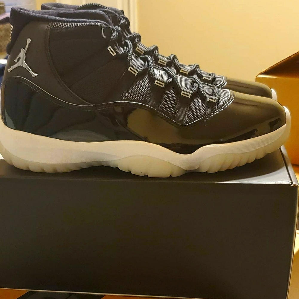 Jordan retro 11 size 10.5 (DS)
